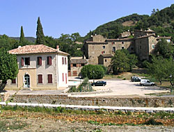 La mairie et le hameau de la Fabrègue